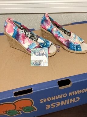 NWT TOMS wedges